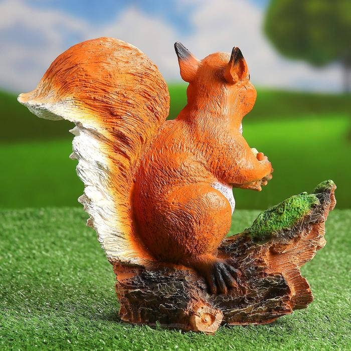 Садовая фигура  Садовая фигура "Белочка с орешком на пне" 25х12х23см