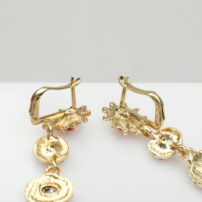 Серьги висячие со стразами «Вечерние» мадам, цвет бело-красный в золоте, 7 см