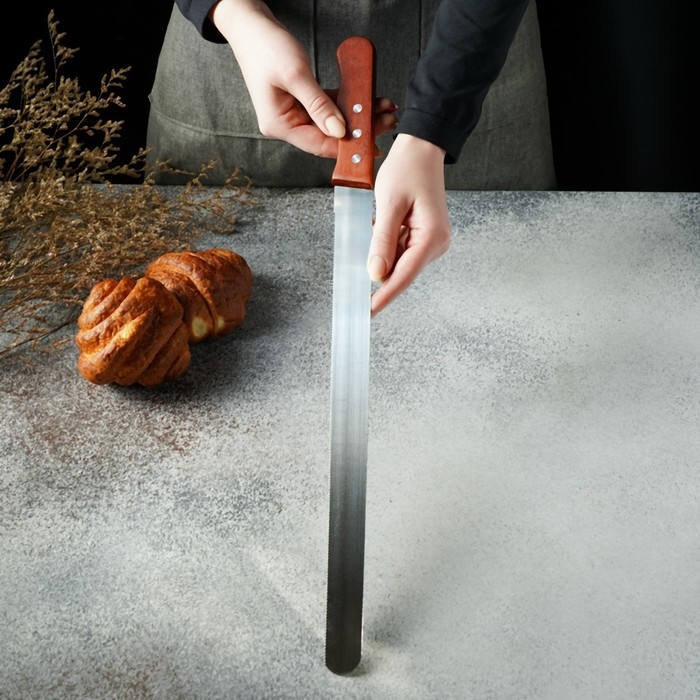 Нож для бисквита мелкие зубцы KONFINETTA, длина лезвия 35 см, деревянная ручка Нож для бисквита мелкие зубцы KONFINETTA, длина лезвия 35 см, деревянная ручка