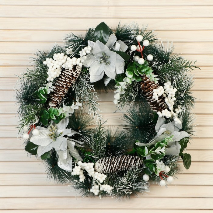 Венок новогодний d- 37 см  Венок новогодний d- 37 см "Уютная сказка" крупные цветы серебро