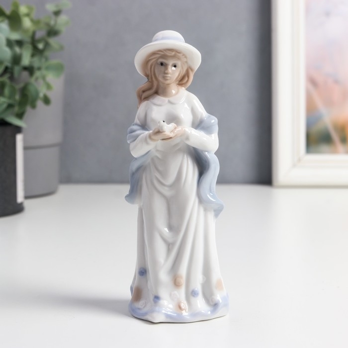 Сувенир керамика  Сувенир керамика "Девочка с шарфом, с голубем" цветной 14х5х5,5 см
