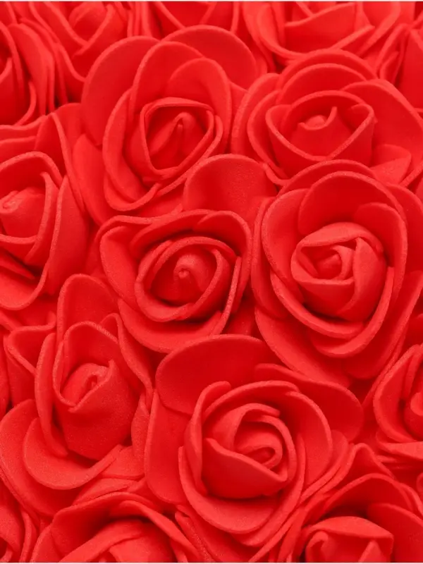 Сердце из красных роз