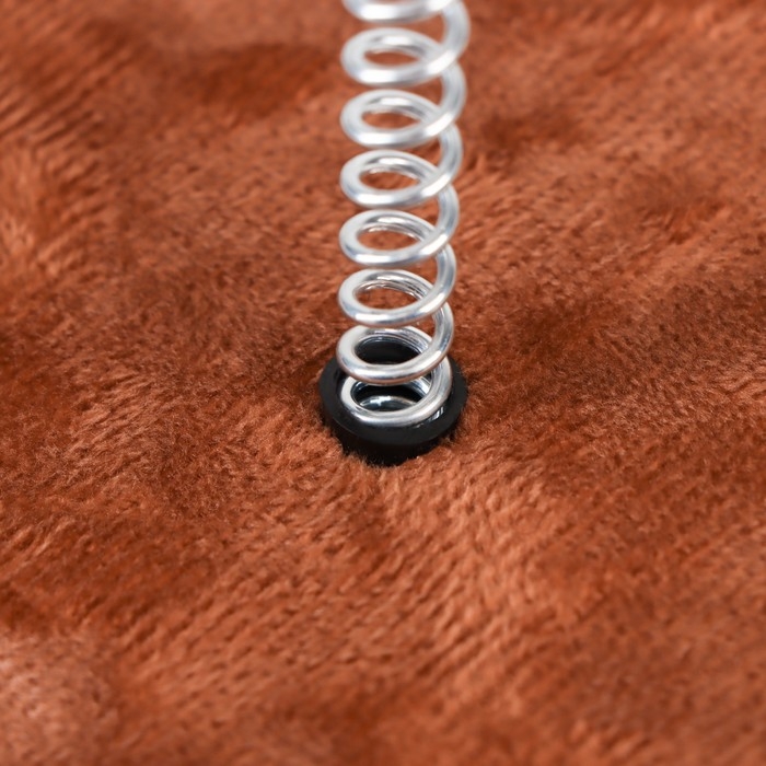 Дразнилка на основании  Дразнилка на основании "Праздничная", 15 см, коричневая/белая