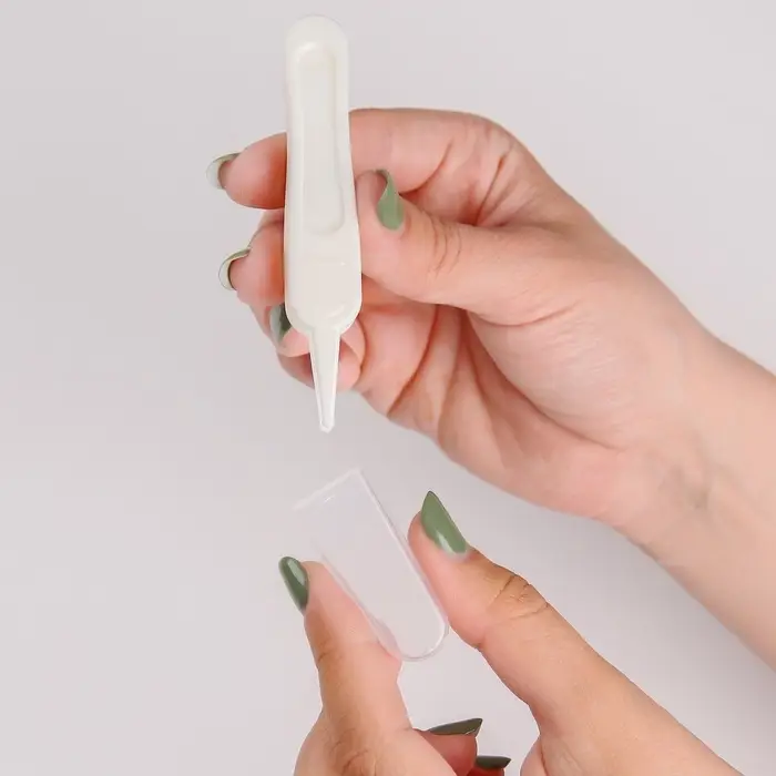 Пинцет для чистки носа, детский, с колпачком, белый