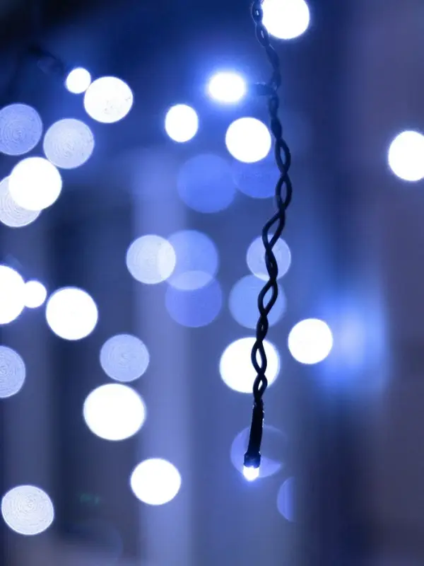 Гирлянда &laquo;Бахрома&raquo; 50&times;0.7 м, IP44, УМС, тёмная нить, 900 LED, свечение белое, 220 В