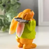 Сувенир полистоун "Зайчик с лопатой, в зелёном пальто" 6х7,5х9,5 см Сувенир полистоун "Зайчик с лопатой, в зелёном пальто" 6х7,5х9,5 см