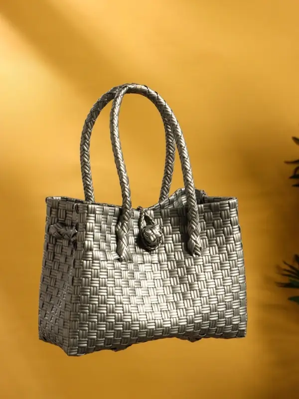 Сумка плетёная пластиковая 23х11х30 см, цв. серебристый Сумка плетёная пластиковая 23х11х30 см, цв. серебристый