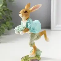 Сувенир полистоун "Зайчик в голубом пиджаке с декоративной капустой" 15 см