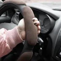 Спонжевая оплетка руля AVS SP-426M-BR ( размер M, коричневый) - Серия "Sponge"