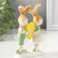 Сувенир полистоун "Зайки-малыши в зелёных нарядах, с большим жёлтым сердцем" 13,5 см
