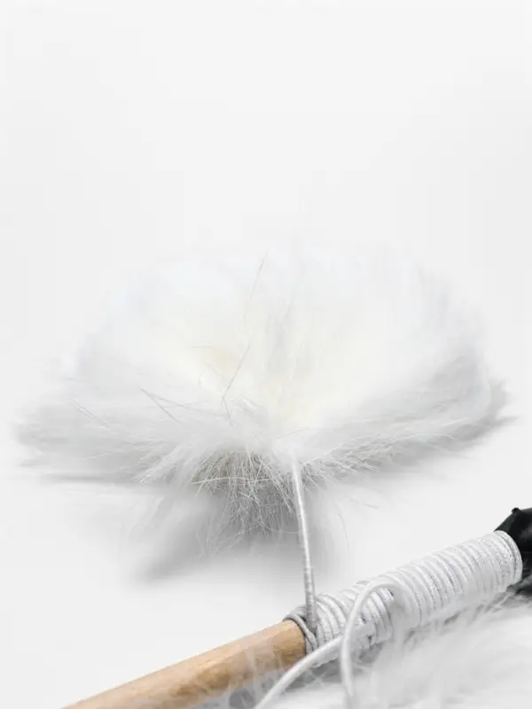 Дразнилка-удочка  Дразнилка-удочка "Меховой пушок на трех резинках", на деревянной палочке 50 см