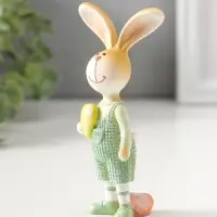 Сувенир полистоун "Зайчик в зеленый комбинезоне, с жёлтым сердцем" 13 см