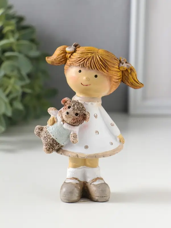 Сувенир полистоун "Девочка с хвостиками в белом платье в горох, с барашком" 6,5х5х10 см