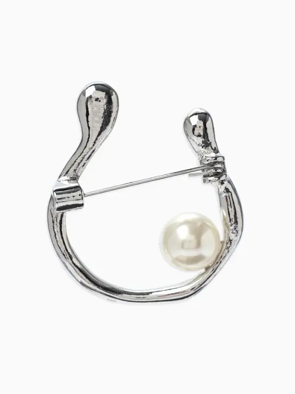 Брошь &laquo;Подкова&raquo;, с бусиной №10, цвет белый в серебре