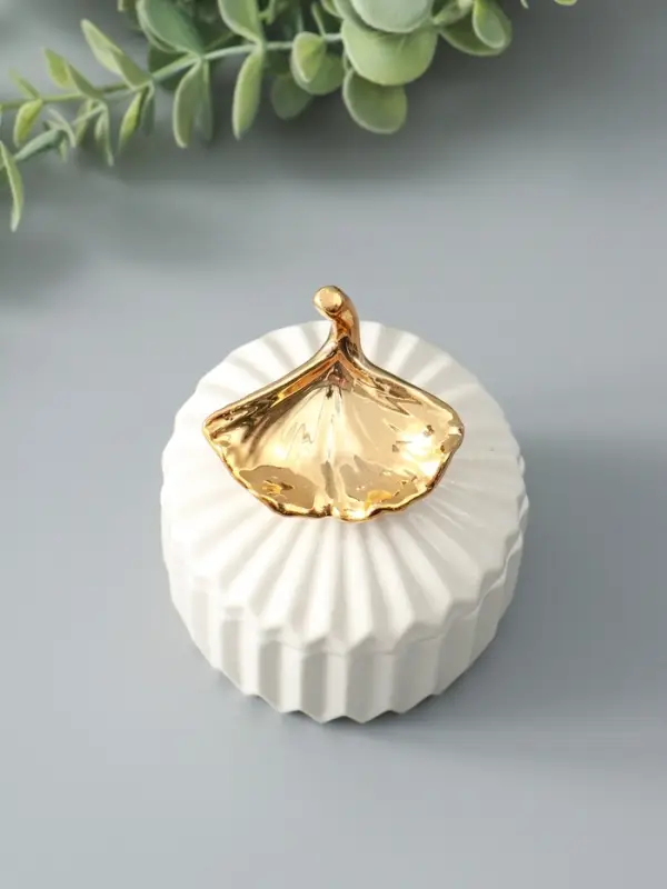 Шкатулка керамика Шкатулка керамика "Золотой лист Гинкго" белая 8х8х10 см