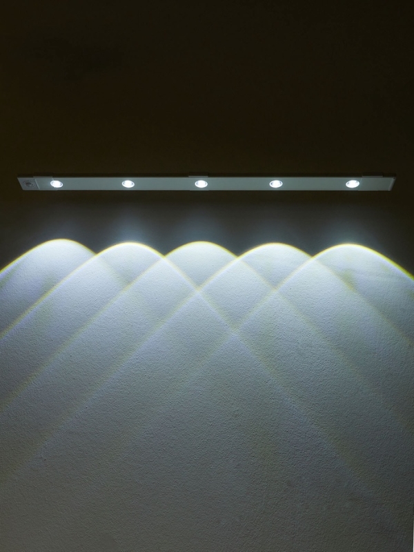 Светильник светодиодный с датчиком движения, 5Вт, от аккум. батареи, 60 см, 3000К-6500К Светильник светодиодный с датчиком движения, 5Вт, от аккум. батареи, 60 см, 3000К-6500К