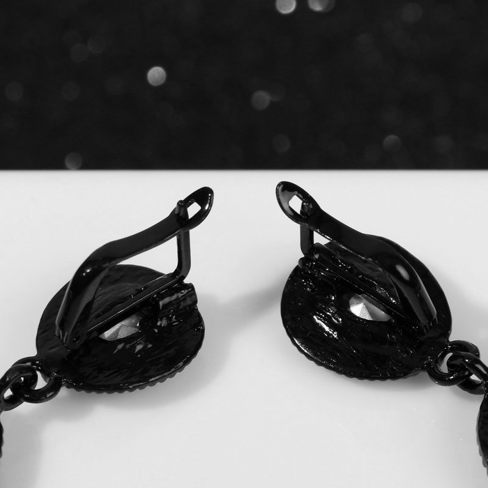 Серьги висячие со стразами «Вечерние» дама, цвет изумрудный в чёрном металле Серьги висячие со стразами «Вечерние» дама, цвет изумрудный в чёрном металле