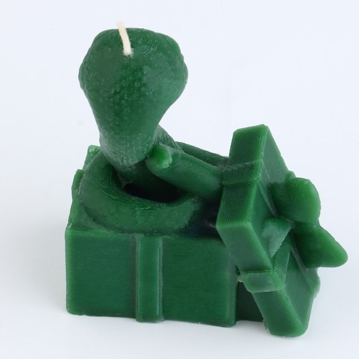 Новогодняя свеча интерьерная «Новый год: Змейка с подарком», зелёная 77 х 61 х 35