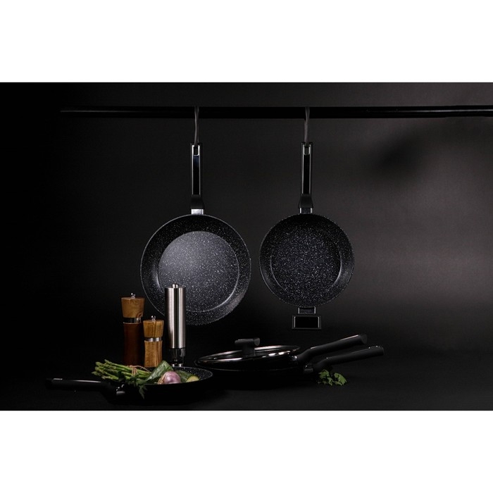 Кастрюля Magistro Warrior, 4 л, d=24 см, h=10,5 см, с крышкой, антипригарное покрытие, индукция, цвет чёрный Кастрюля Magistro Warrior, 4 л, d=24 см, h=10,5 см, с крышкой, антипригарное покрытие, индукция, цвет чёрный