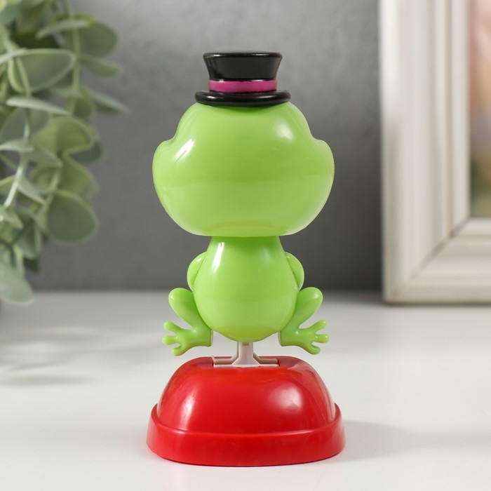 Маятник пластик от солнечной батареи Маятник пластик от солнечной батареи "Лягушонок с букетом роз в цилиндре" 5,2х6,1х10,5 см