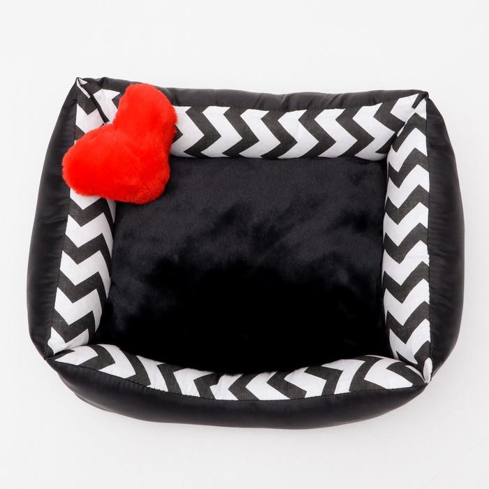 Лежанка с сердечком, 42 х 32 х 13 см, оксфорд, бязь, искусственный мех, чёрная Лежанка с сердечком, 42 х 32 х 13 см, оксфорд, бязь, искусственный мех, чёрная