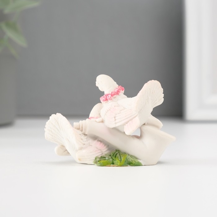 Полистоун голуби на книге в розовом венке 4*6 см Полистоун голуби на книге в розовом венке 4*6 см