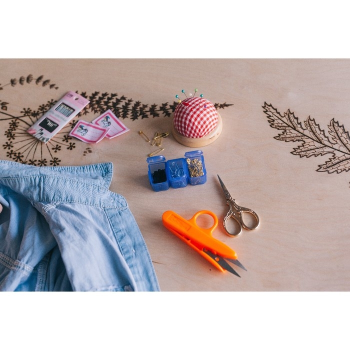 Игольница «Круг», на деревянной подложке, d = 7 см, цвет красный/белый Игольница «Круг», на деревянной подложке, d = 7 см, цвет красный/белый