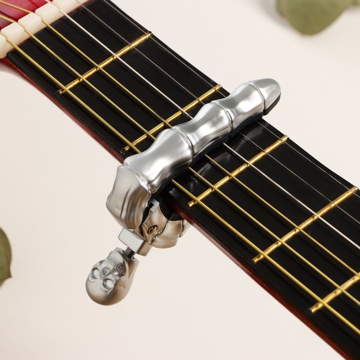 Каподастр для гитары  Каподастр для гитары "Череп" Music Life, серебристый