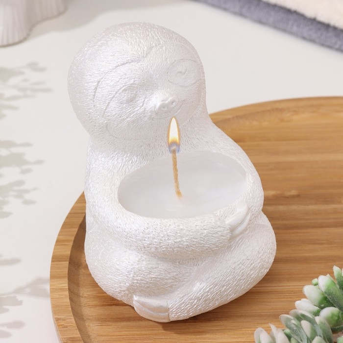 Свеча  Свеча "Ленивец" в подсвечнике из гипса,9х10,5х11см, белый перламутр