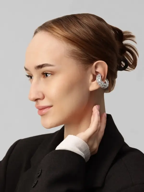 Серьга кафф &laquo;Бублик&raquo;, крупные стразы, белые в серебре