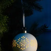 Ёлочный шар &laquo;Снежинки&raquo;, 9&times;9&times;9.8 см, 1 LED, керамика, от батареек LR44&times;2, свечение тёплое белое