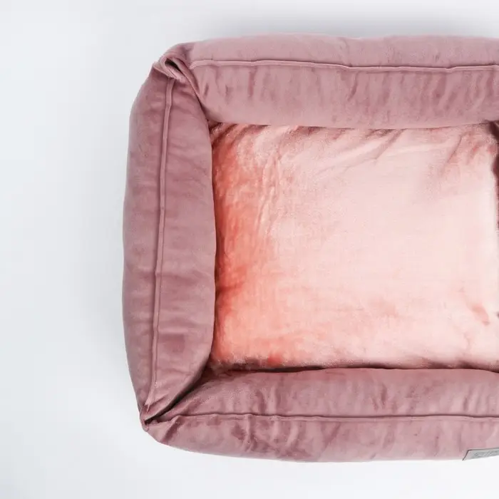 Лежанка для кошек и собак велюровая Pet Lab, 45 х 40 х 15 см, розовая Лежанка для кошек и собак велюровая Pet Lab, 45 х 40 х 15 см, розовая