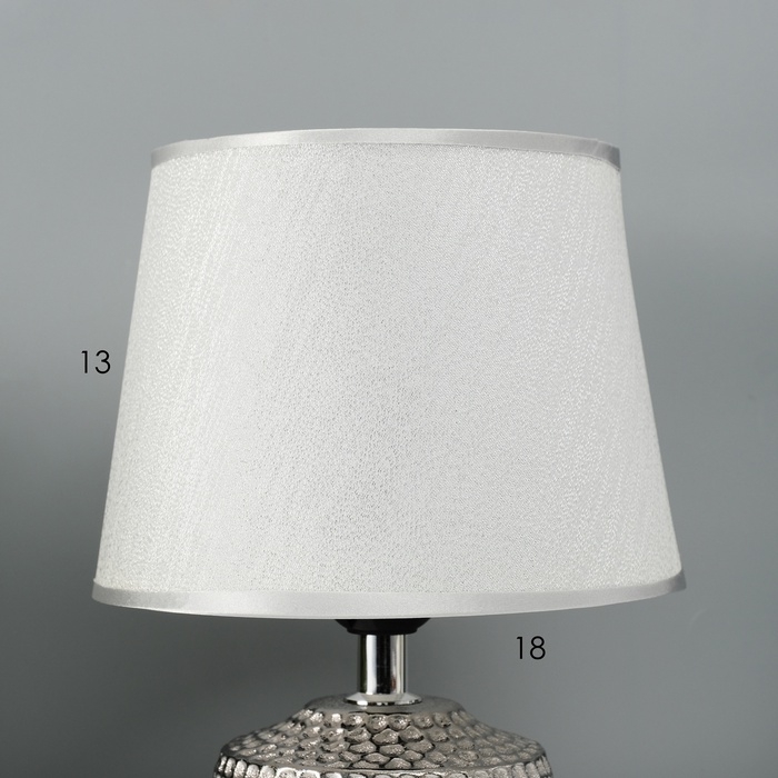 Настольная лампа с абажуром RISALUX «Капли дождя», 1×40 Вт, E27, серебро, 17.5×17.5×23.5 см Настольная лампа с абажуром RISALUX «Капли дождя», 1×40 Вт, E27, серебро, 17.5×17.5×23.5 см