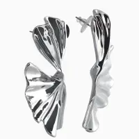 Серьги пластик &laquo;Лепестки&raquo; асимметрия, цвет серебро