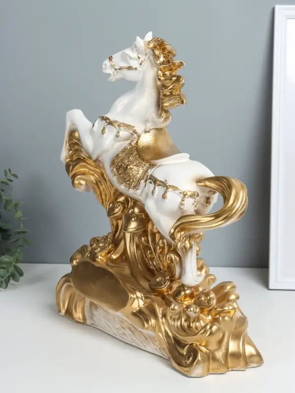 Фигура гипс &laquo;Конь огненный, 40.5&times;36&times;15 см, белый с золотом