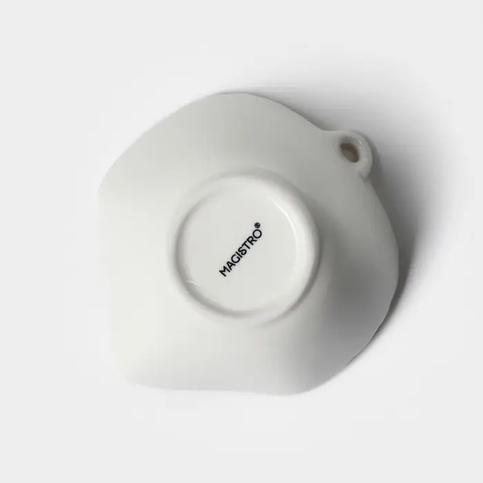 Салатник фарфоровый Magistro «Лист», 200 мл, d=10 см, цвет белый