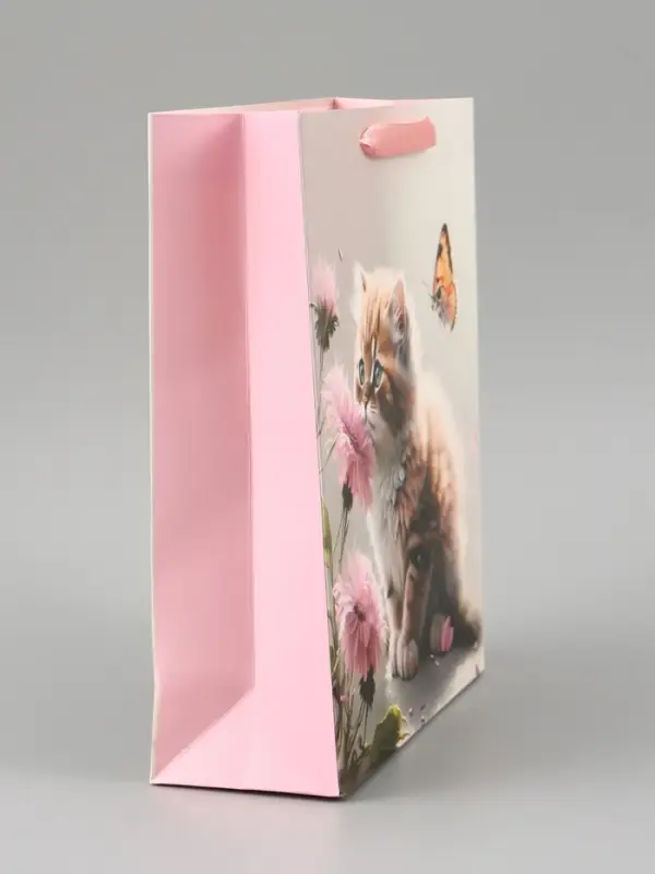 Пакет подарочный ламинированный вертикальный &laquo;Котик и цветок&raquo;, M 26&times;32&times;12 см