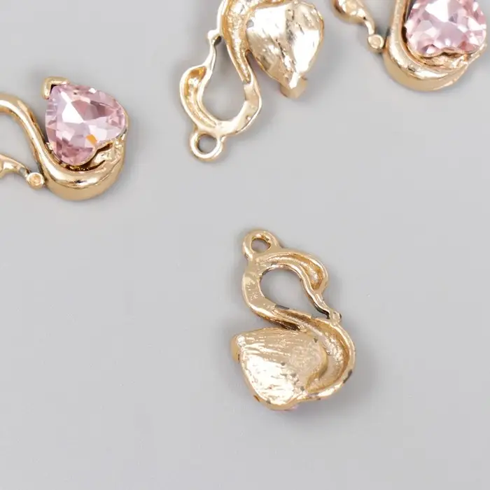 Металлический элемент, декоративная подвеска «Арт Узор. Лебедь с розовым камнем», стразы, 2×1.2 см