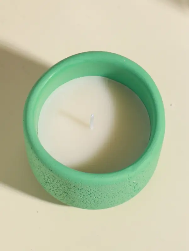 Свеча в подсвечнике вулканическом &laquo;Изгиб&raquo;, мятная, 8.3&times;8.5&times;7 см