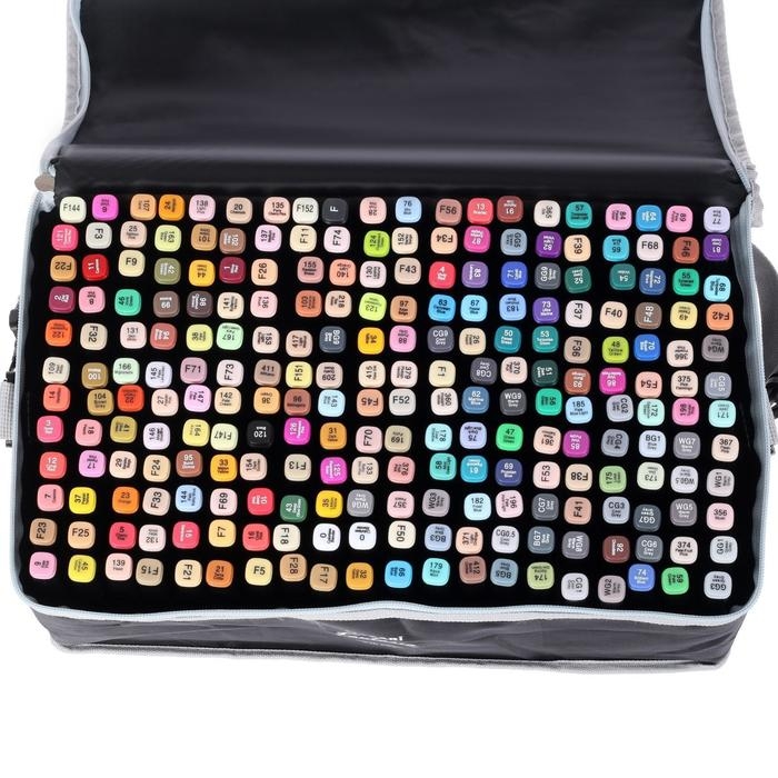 Маркеры для скетчинга двусторонние Mazari Fantasia, 204 цвета (2 маркера-блендера) Маркеры для скетчинга двусторонние Mazari Fantasia, 204 цвета (2 маркера-блендера)