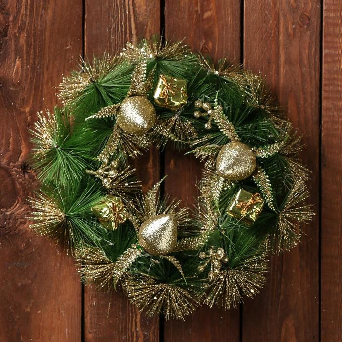 Венок новогодний d-20 см  Венок новогодний d-20 см "Подарочек золотой на зелёном"