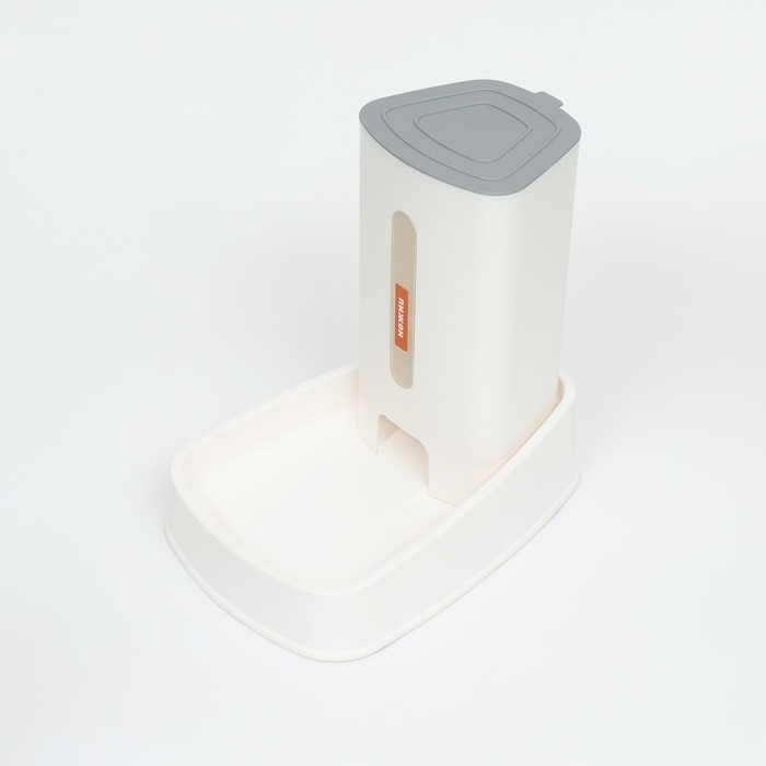 Автокормушка со скошенной миской, нескользящие ножки 3,8 л, белая Автокормушка со скошенной миской, нескользящие ножки 3,8 л, белая