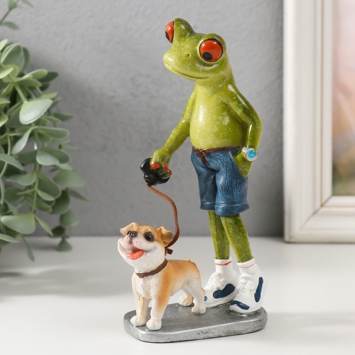 Сувенир полистоун лак Сувенир полистоун лак "Лягуха - прогулка с собакой" 16,5х9х4,5 см