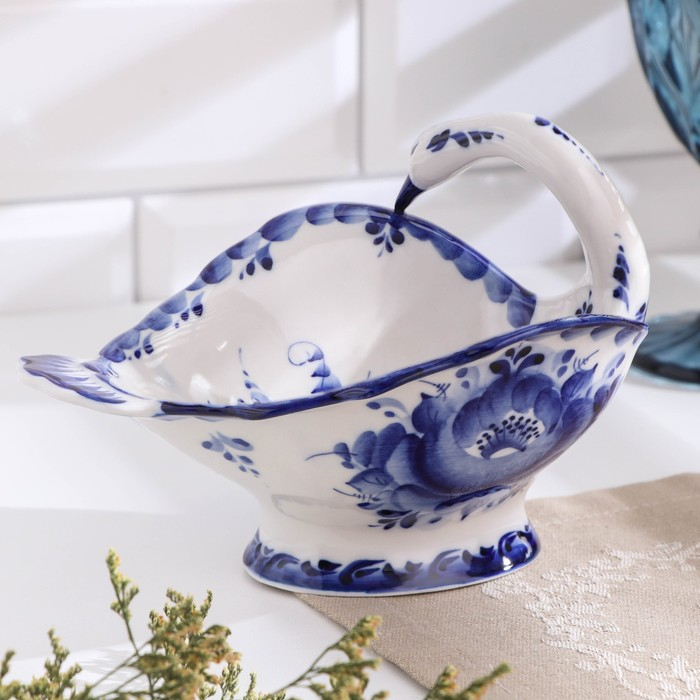 Конфетница «Лебедь», 18х15х12 см, гжель Конфетница «Лебедь», 18х15х12 см, гжель