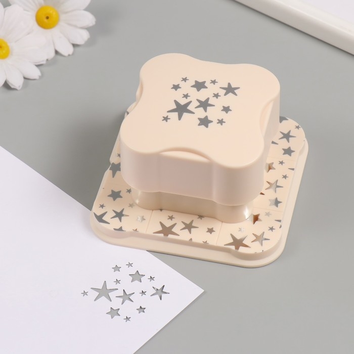 Дырокол фигурный рисунок 3,8х3,8 см Дырокол фигурный рисунок 3,8х3,8 см "Россыпь звёзд" 6.1х6,1х4,1 см