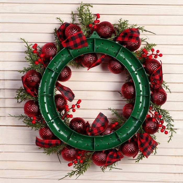 Венок новогодний d- 37 см  Венок новогодний d- 37 см "Уютная сказка" клетчатые ленты веточки шары