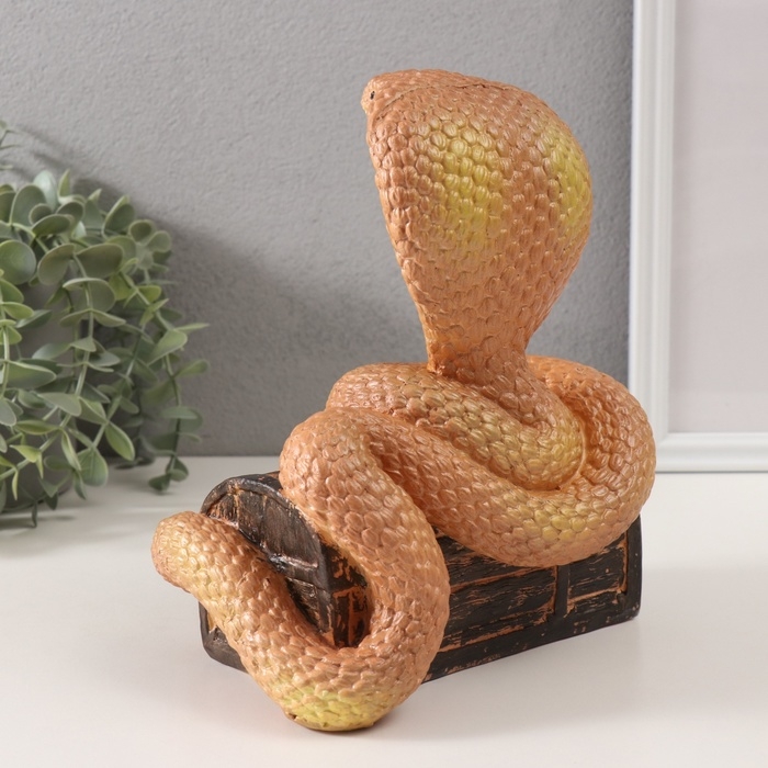Фигурка "КОБРА НА СУНДУКЕ"  20  х 17  х 12 см.