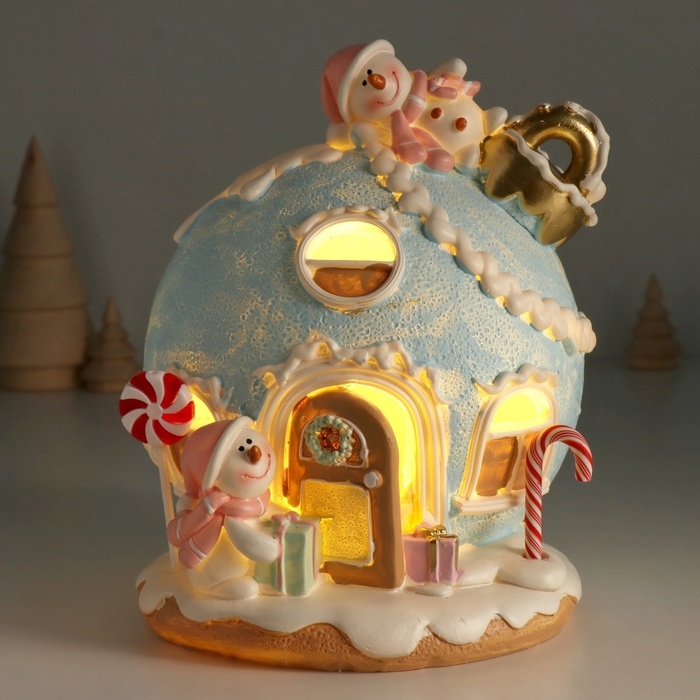 Сувенир полистоун свет Сувенир полистоун свет "Пряничный домик-елочный шар, со снеговиками" зефирный 17,5х16х18 см 103236