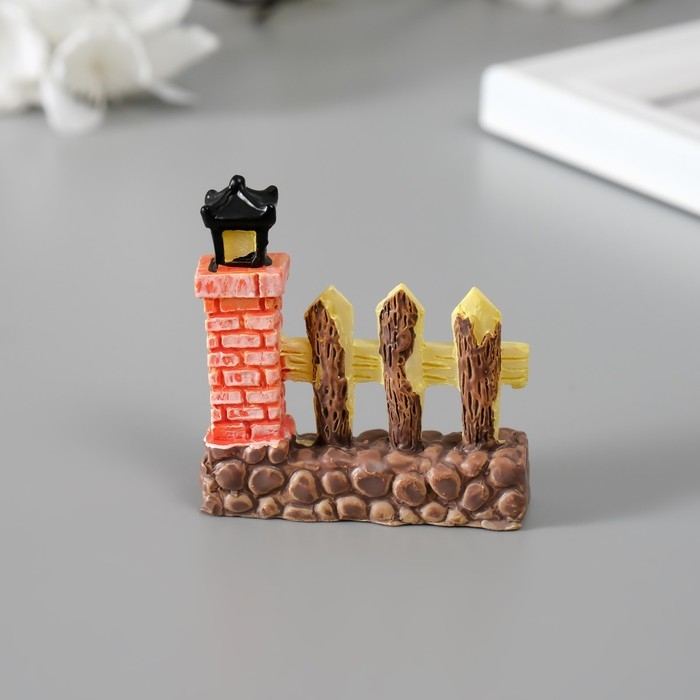 Фигурка для флорариума полистоун  Фигурка для флорариума полистоун "Забор с фонариком" 4,4х4,7 см