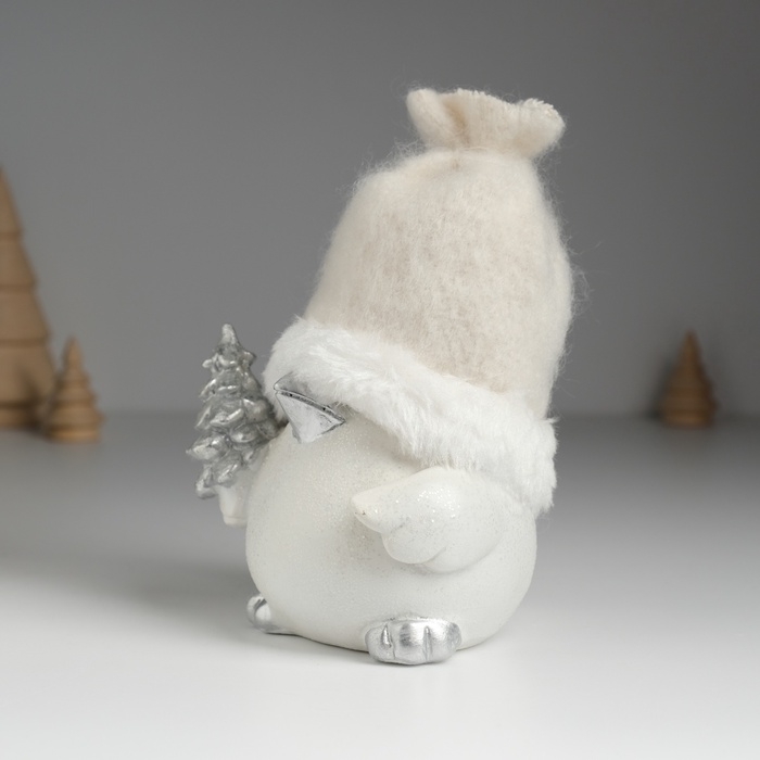 Сувенир полистоун Сувенир полистоун "Воробушек в шапке, с серебристой ёлкой" 10х8,5х13 см